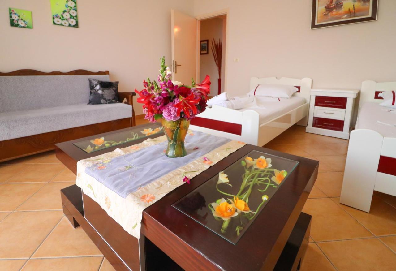 Apartments Vila Roboci Sarandë エクステリア 写真